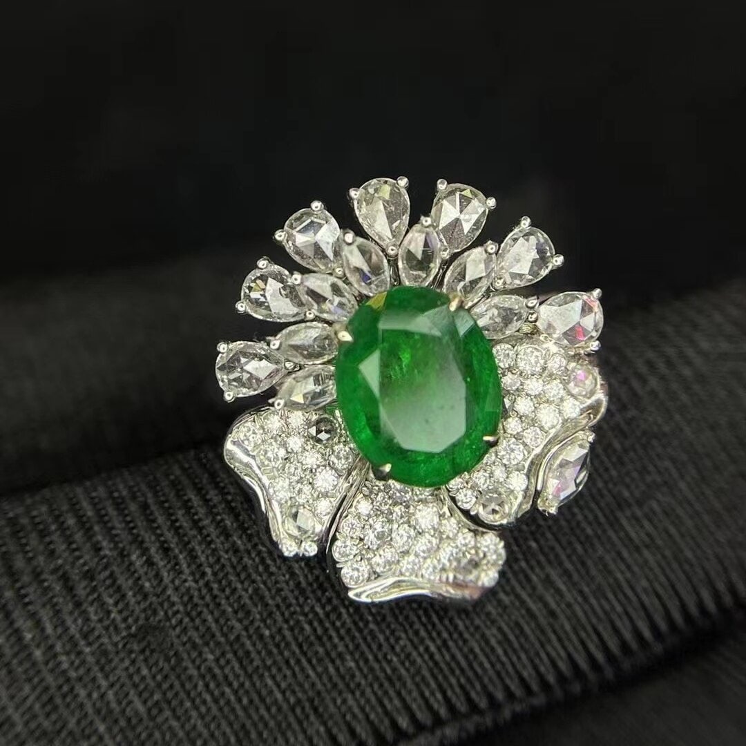 14k Gold 2.15 Ctw Vivid Green Natural Emerald & Diamond Ring: Ref:230936007 // gold content:14k gold // ring size:7. 25us // // main gemstone:emerald // shape:oval // carat weight:1. 30ct // color:vivid green // treatment:natural // // adjacent gemstone 2 :