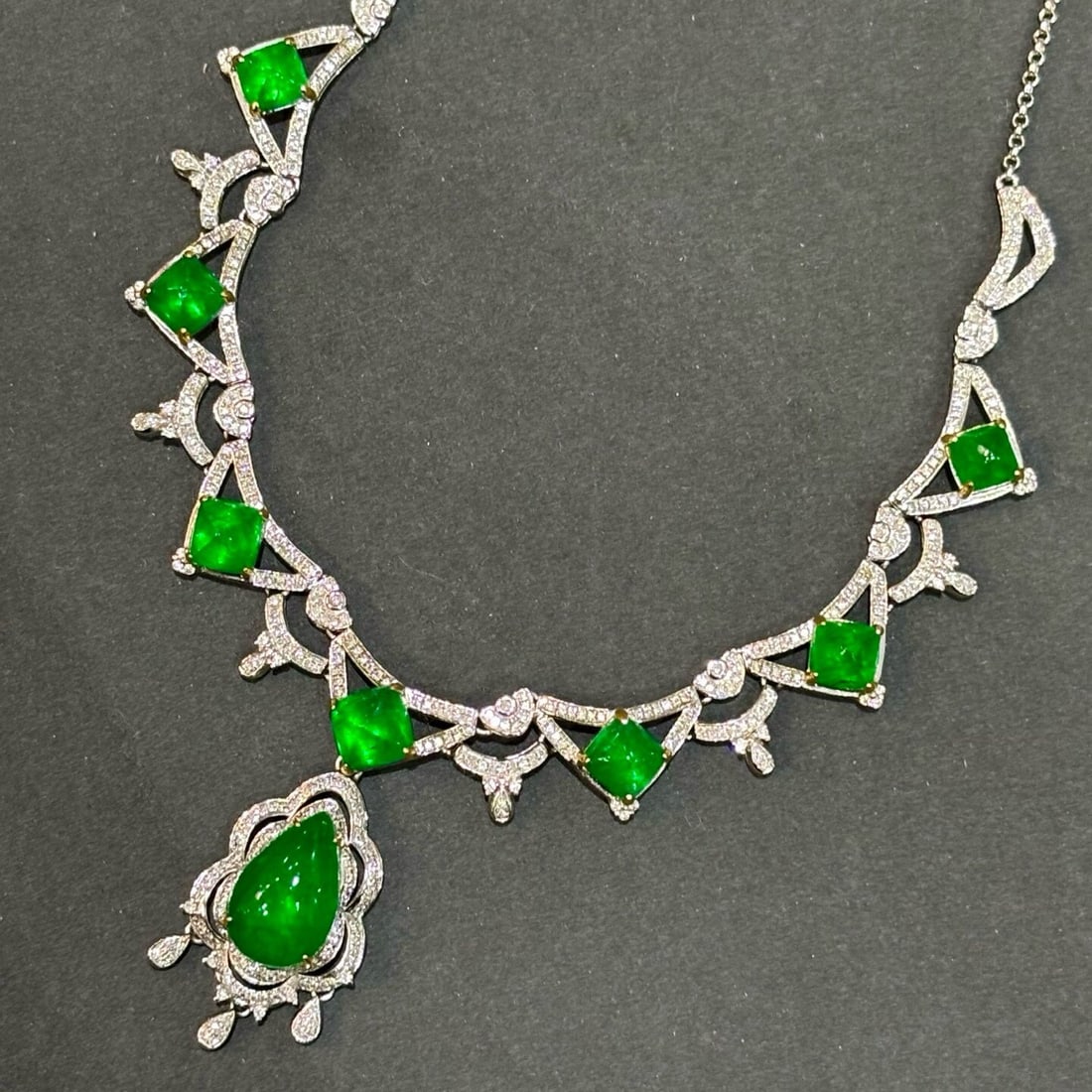 14k Gold 14.5 Ct Vivid Green Natural Emerald & Diamond Necklace - 2