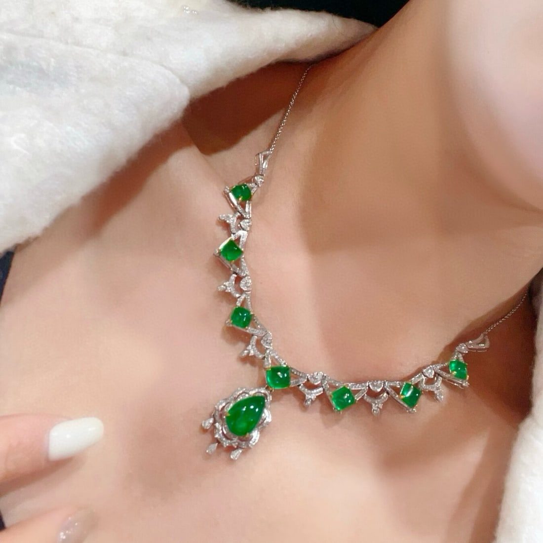 14k Gold 14.5 Ct Vivid Green Natural Emerald & Diamond Necklace - 8