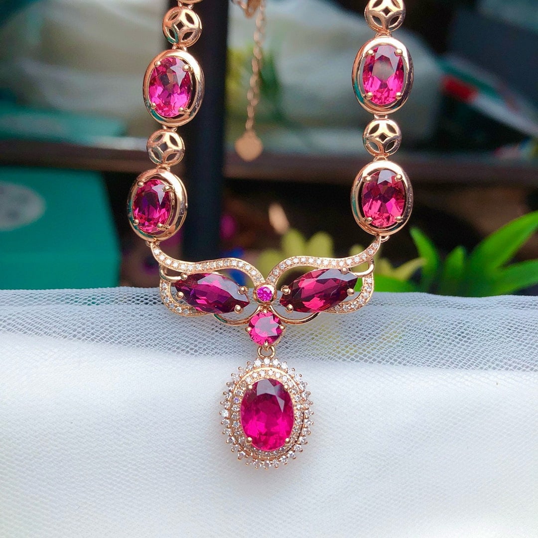 14k Gold 13.85 Ct Natural Tourmaline & Diamond Necklace: Ref:230936044 // gold content:14k gold // main gemstone:tourmaline // shape:multiply // carat weight:13. 85ct // color:red // treatment:natural // // adjacent gemstone 2 : diamond // number of