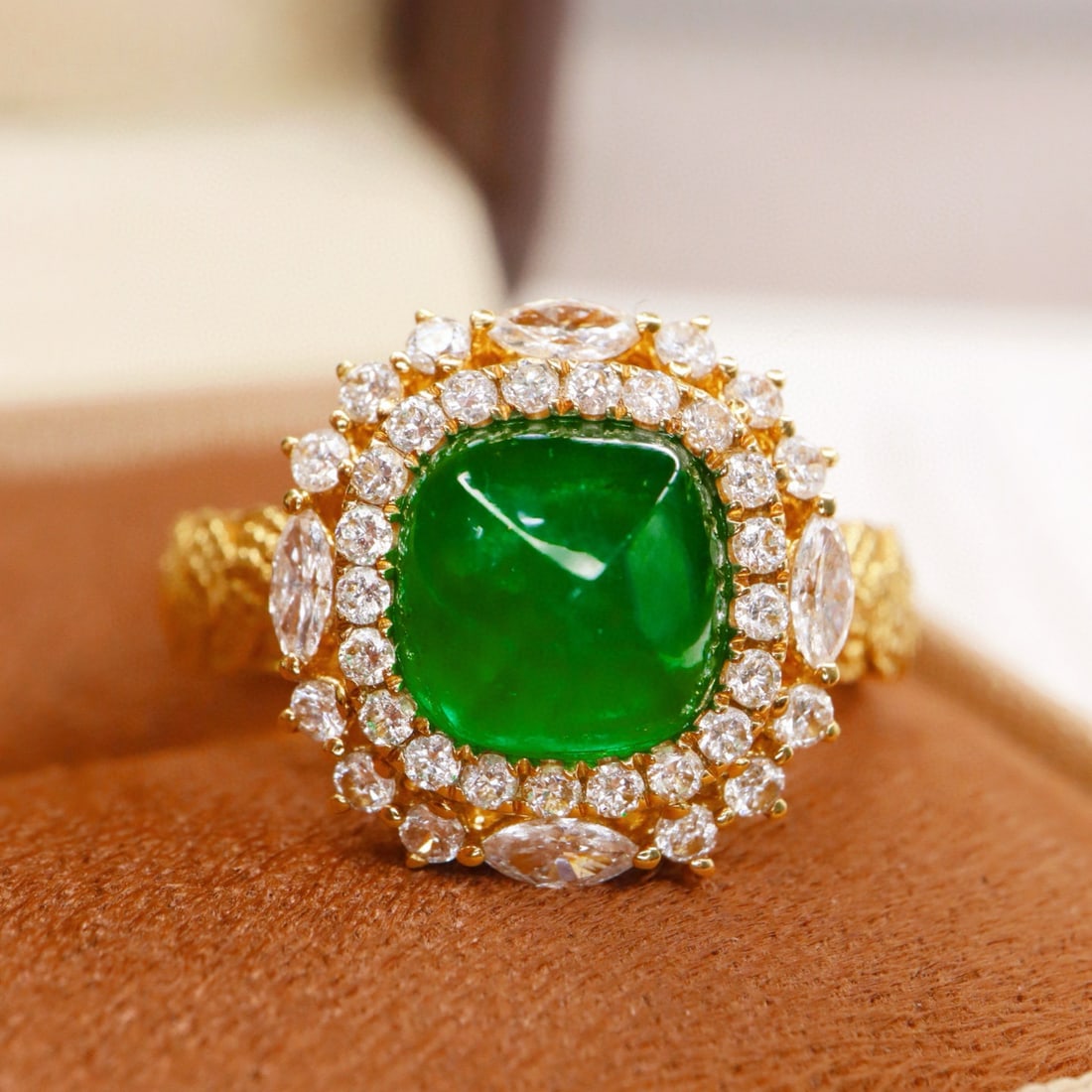 14k Gold 2.59 Ctw Vivid Green Natural Emerald & Diamond Ring: Ref:230936045 // gold content:14k gold // ring size:7. 25us // // main gemstone:emerald // shape:suger-loaf // carat weight:2. 01ct // color:vivid green // treatment:natural // // adjacent gemstone 2
