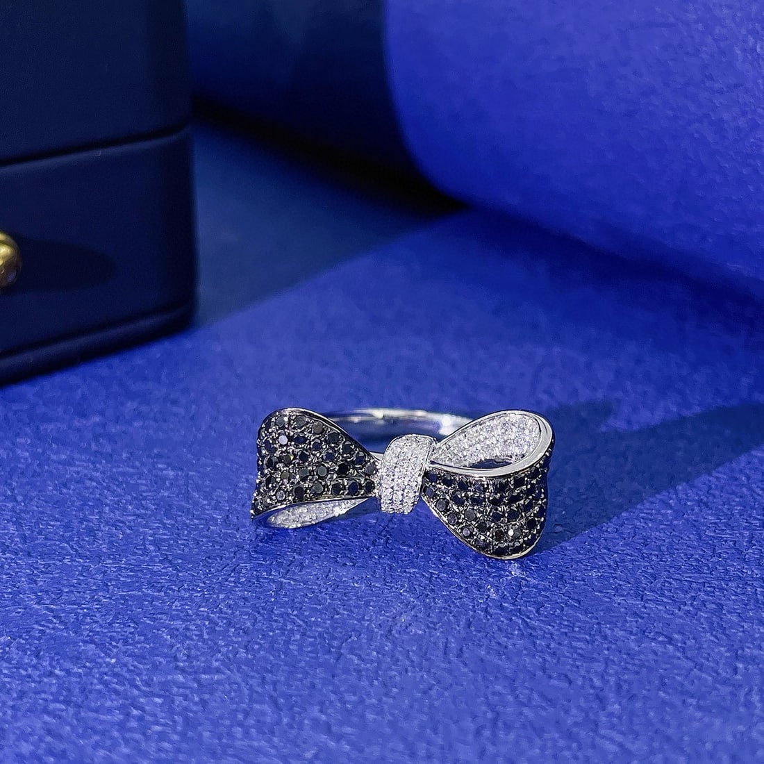 14k Gold 0.82 Ct Natural Black Diamond & Diamond Ring: Ref:230936055 // gold content:14k gold // ring size:7. 25us // // main gemstone:diamond // shape:round // carat weight:0. 82ct // color:black & white // treatment:natural // cut grade:g // Condition: