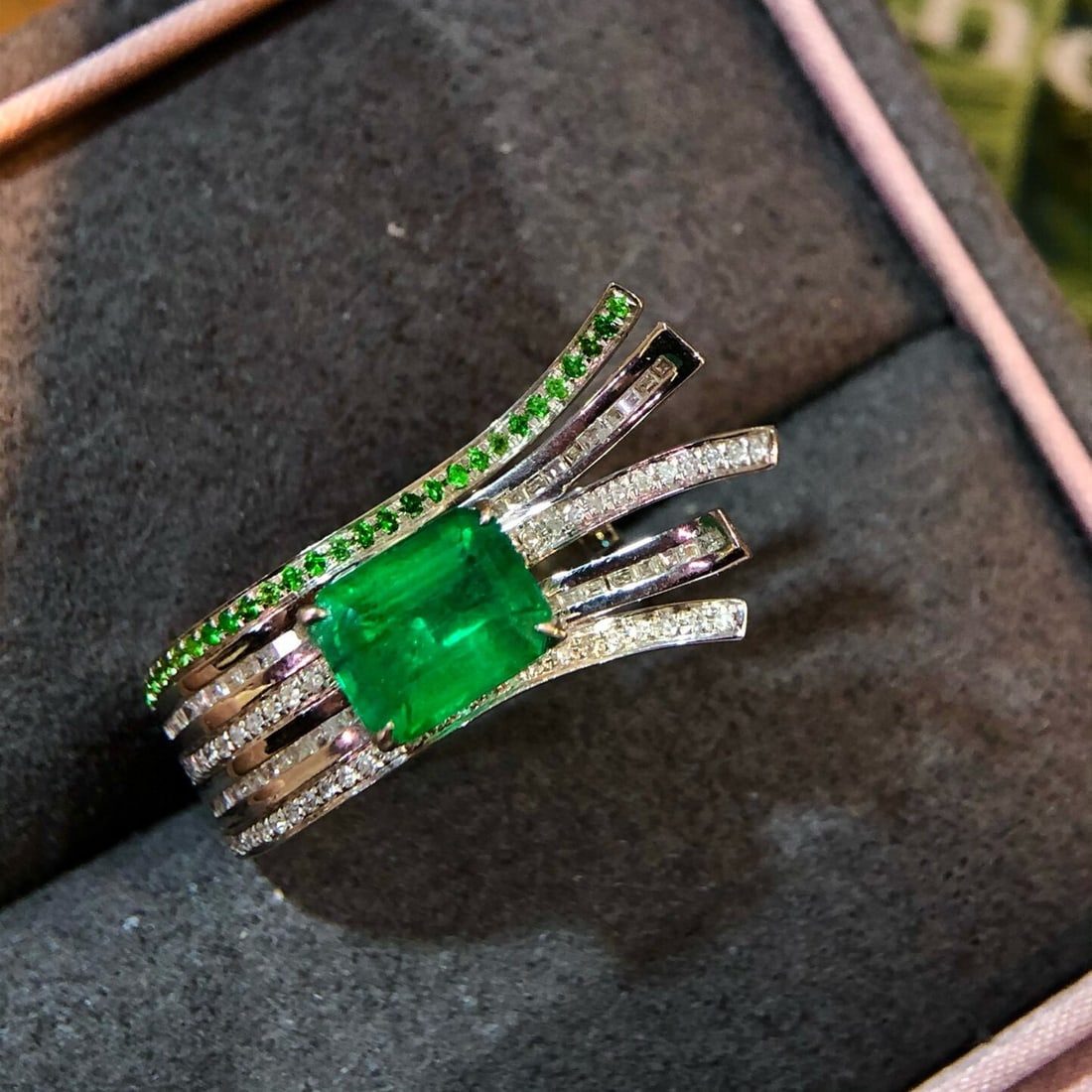 14k Gold 2 Ct Vivid Green Natural Emerald & Diamond Ring: Ref:230936057 // gold content:14k gold // ring size:7. 25us // // main gemstone:emerald // shape:octagonal // carat weight:2ct // color:vivid green // treatment:natural // // adjacent gemstone 2 :