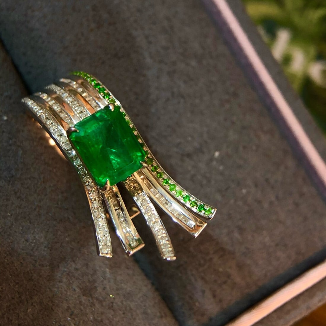 14k Gold 2 Ct Vivid Green Natural Emerald & Diamond Ring - 2