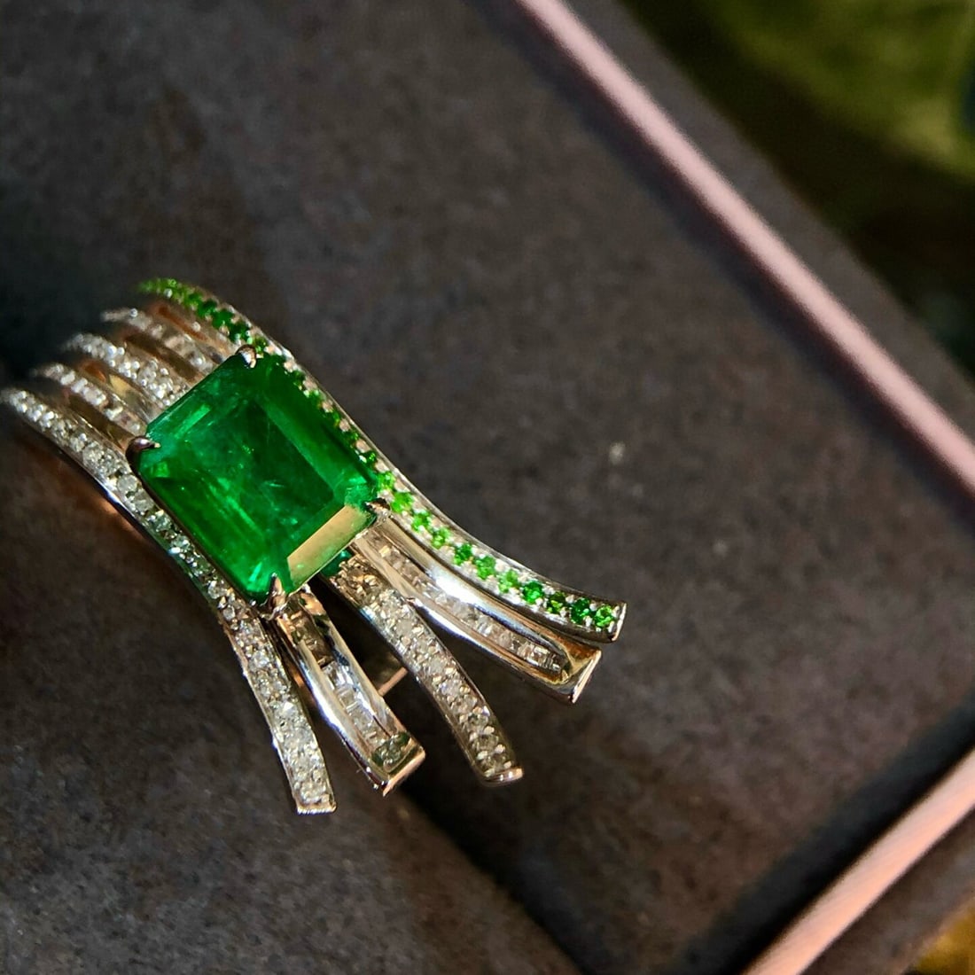 14k Gold 2 Ct Vivid Green Natural Emerald & Diamond Ring - 4