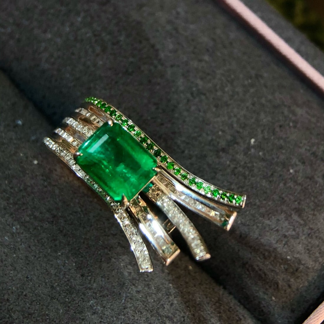 14k Gold 2 Ct Vivid Green Natural Emerald & Diamond Ring - 5