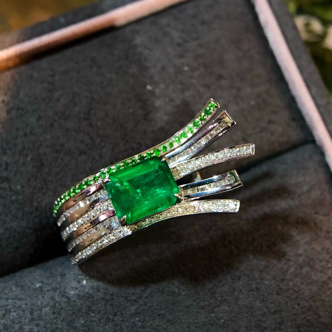 14k Gold 2 Ct Vivid Green Natural Emerald & Diamond Ring - 6