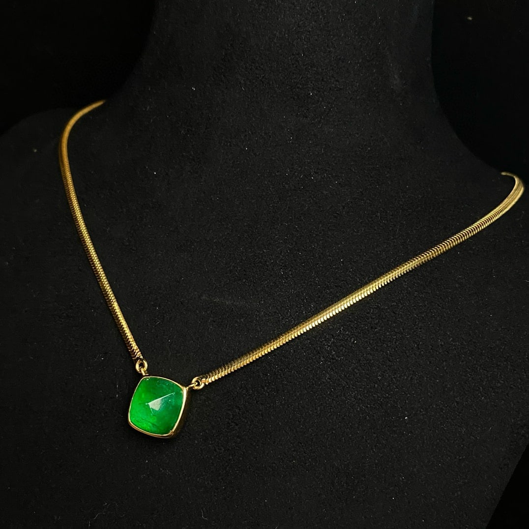14k Gold 6.15 Ct Vivid Green Natural Emerald Necklace - 2