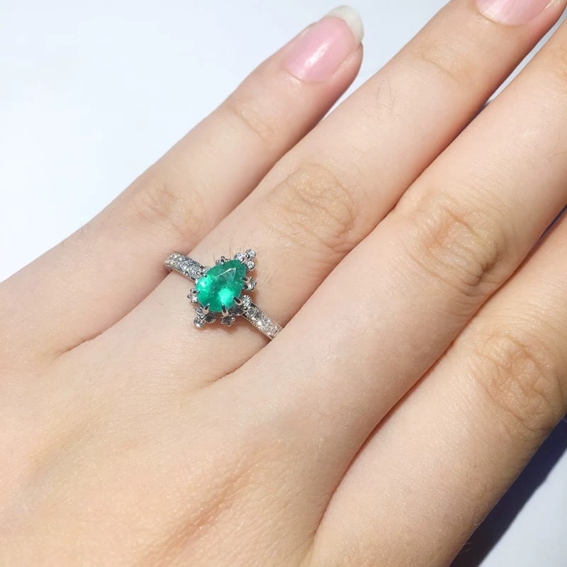 14k Gold 0.97 Ctw Vivid Green Natural Emerald & Diamond Ring - 2