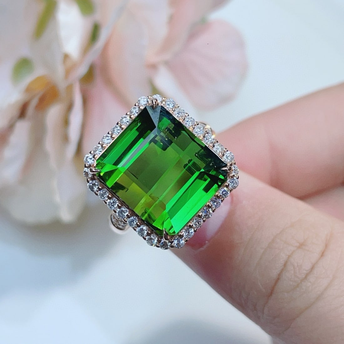 14k Gold 19.9 Ct Natural Tourmaline & Diamond Ring: Ref:230936073 // gold content:14k gold // ring size:7. 25us // // main gemstone:tourmaline // shape:octagonal // carat weight:19. 9ct // color:green // treatment:natural // // adjacent gemstone 2 : di