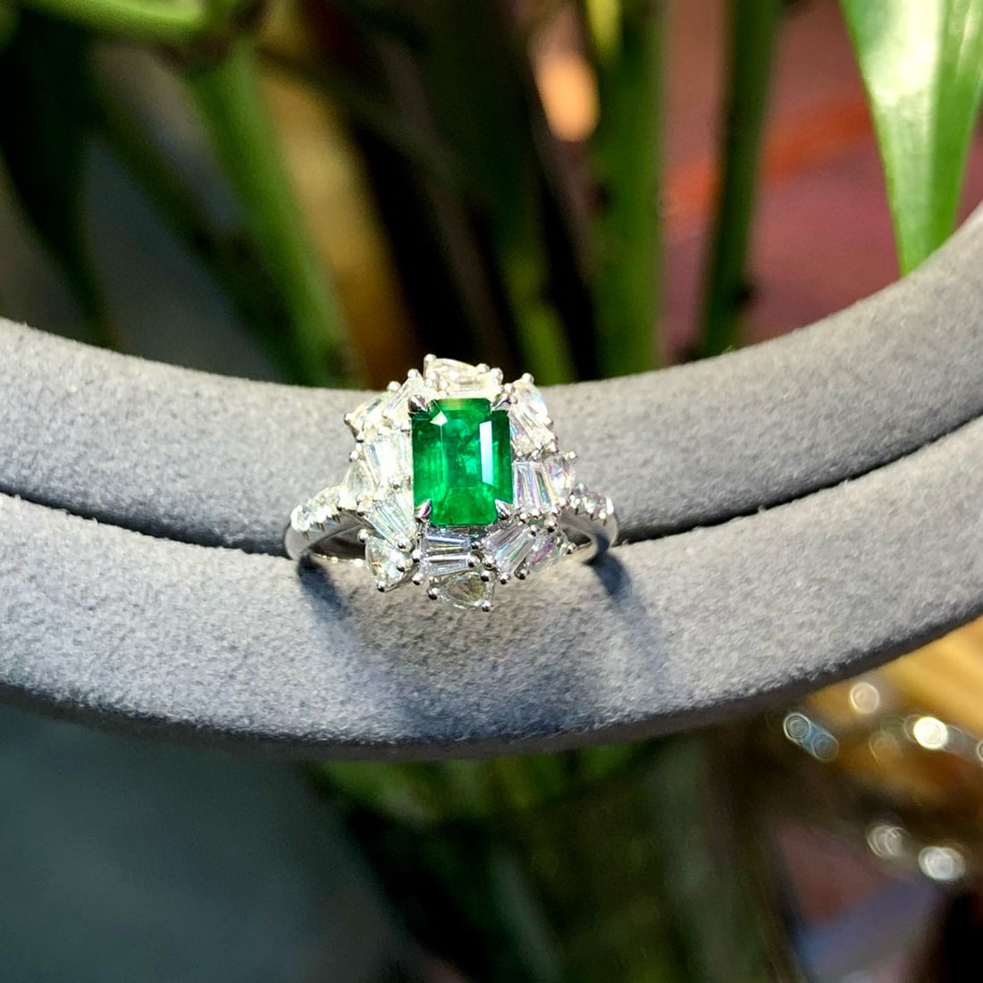 14k Gold 1.91 Ctw Vivid Green Natural Emerald & Diamond Ring: Ref:230936092 // gold content:14k gold // ring size:7. 25us // // main gemstone:emerald // shape:octagonal // carat weight:1. 24ct // color:vivid green // treatment:natural // // adjacent gemstone