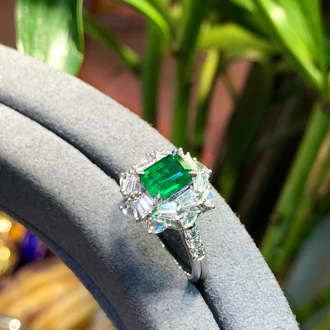 14k Gold 1.91 Ctw Vivid Green Natural Emerald & Diamond Ring - 2