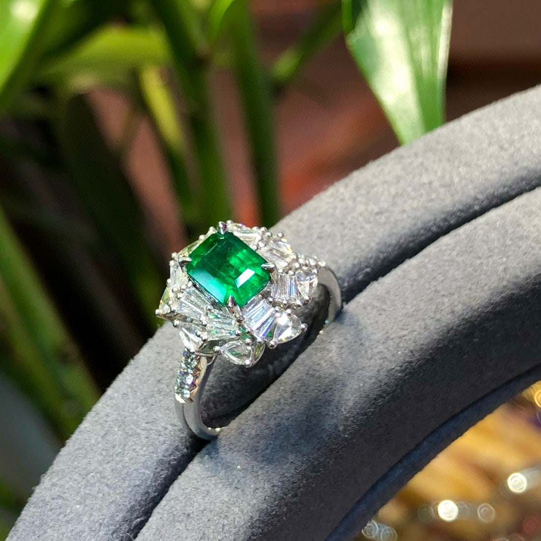 14k Gold 1.91 Ctw Vivid Green Natural Emerald & Diamond Ring - 3