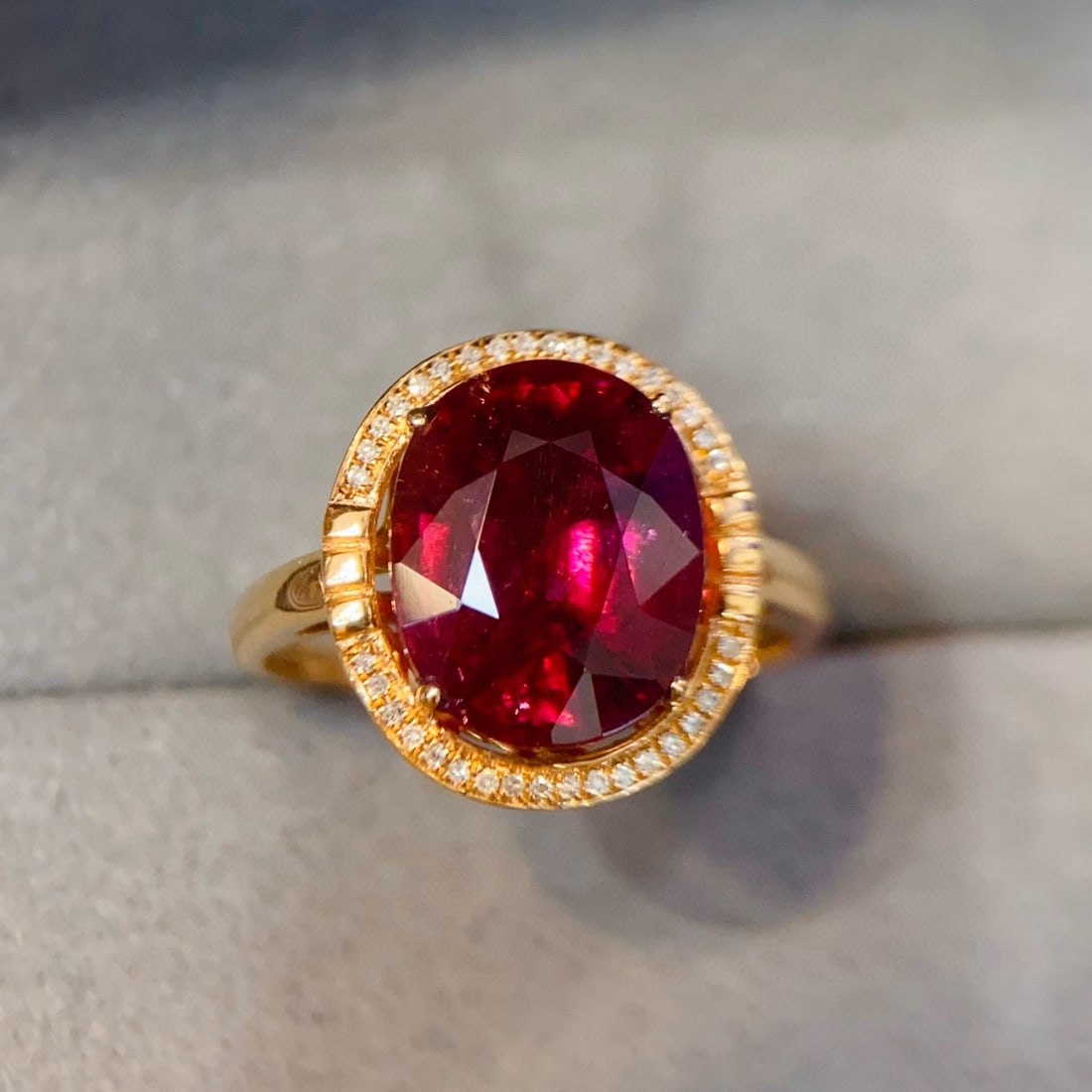 14k Gold 4.6 Ct Natural Tourmaline & Diamond Ring: Ref:230936107 // gold content:14k gold // ring size:7. 25us // // main gemstone:tourmaline // shape:oval // carat weight:4. 6ct // color:red // treatment:natural // // adjacent gemstone 2 :