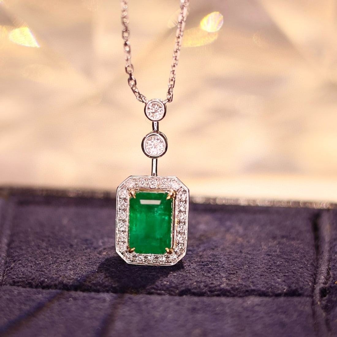 14k Gold 2.48 Ctw Vivid Green Natural Emerald & Diamond Necklace: Ref:230936146 // gold content:14k gold // main gemstone:emerald // shape:octagonal // carat weight:2. 17ct // color:vivid green // treatment:natural // // adjacent gemstone 2 : diamond //