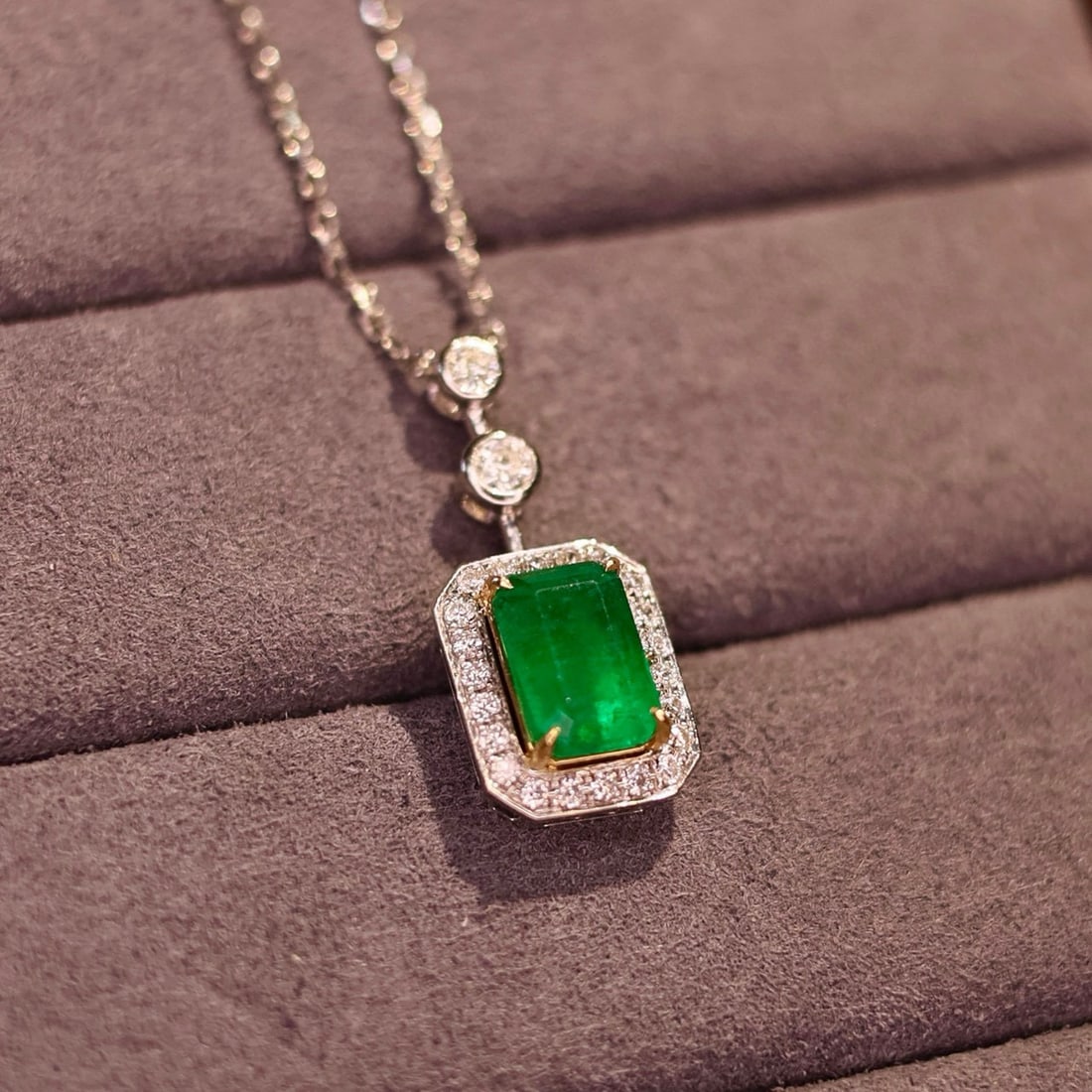 14k Gold 2.48 Ctw Vivid Green Natural Emerald & Diamond Necklace - 2