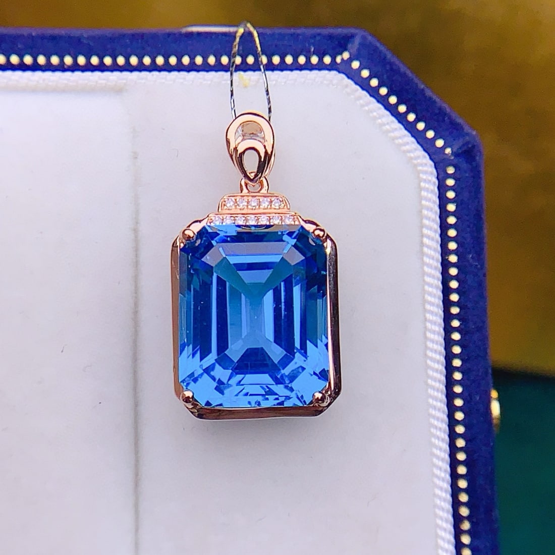14k Gold 10.98 Ctw Natural Topaz & Diamond Pendant( Without Chain ): Ref:230936150 // gold content:14k gold // main gemstone:topaz // shape:octagonal // carat weight:10. 95ct // color:blue // treatment:natural // // adjacent gemstone 2 : diamond // number of