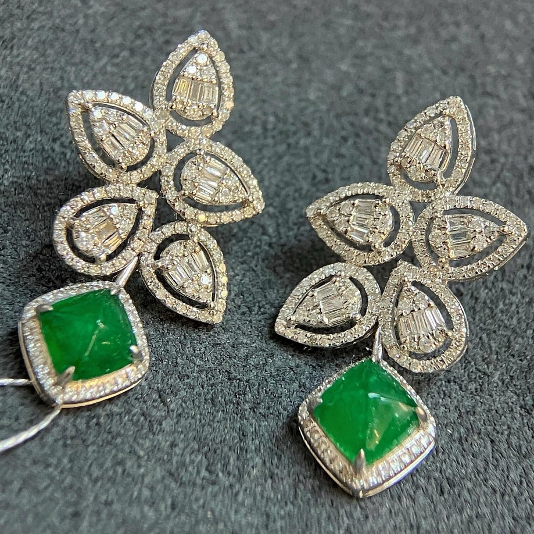 14k Gold 2.78 Ctw Vivid Green Natural Emerald & Diamond Earrings: Ref:230936151 // gold content:14k gold // main gemstone:emerald // shape:suger-loaf // carat weight:1. 88ct // color:vivid green // treatment:natural // // adjacent gemstone 2 : diamond //