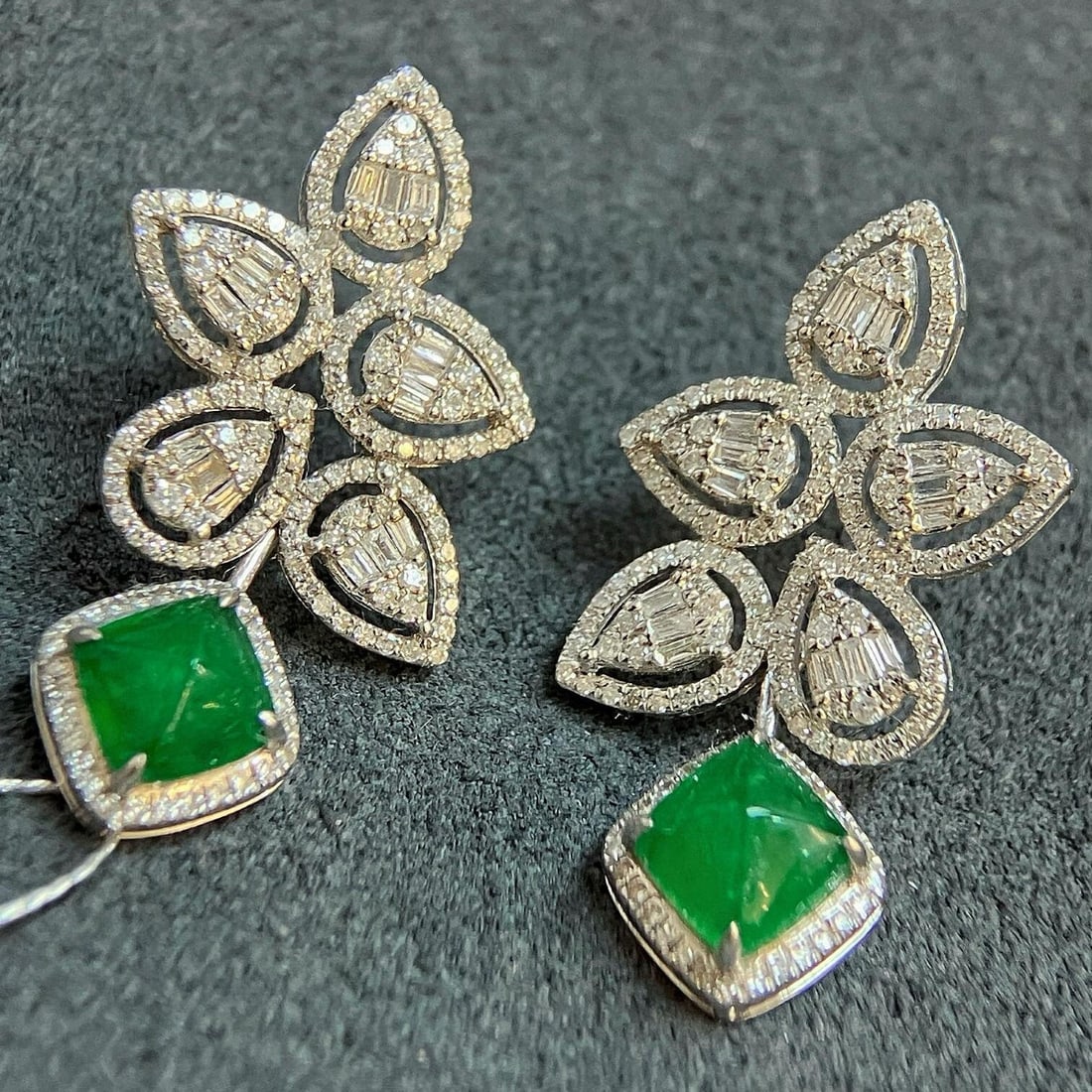 14k Gold 2.78 Ctw Vivid Green Natural Emerald & Diamond Earrings - 2