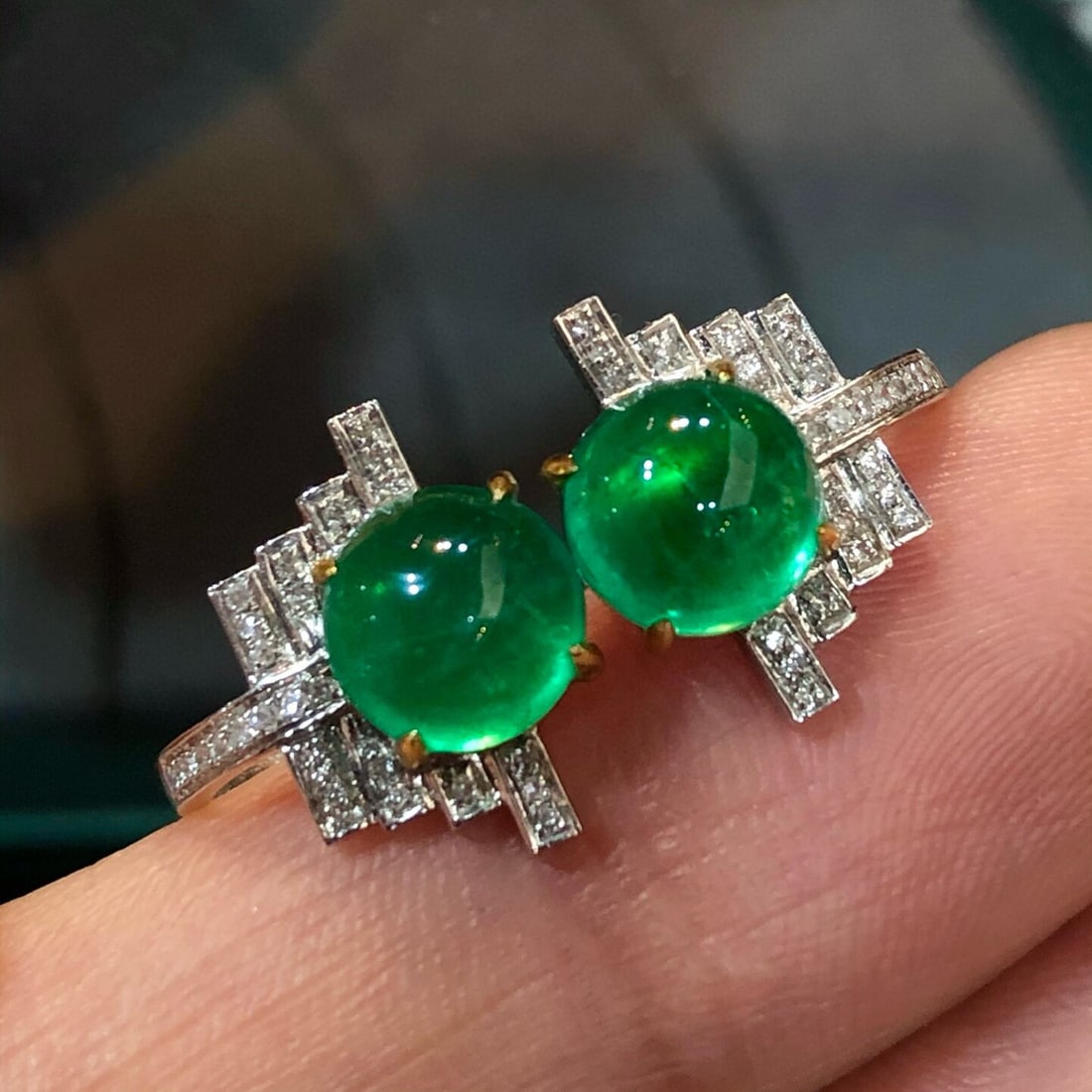 14k Gold 3.55 Ct Vivid Green Natural Emerald & Diamond Earrings: Ref:230936157 // gold content:14k gold // main gemstone:emerald // shape:round // carat weight:3. 55ct // color:vivid green // treatment:natural // cut grade:g // // adjacent gemstone 2 : diamond