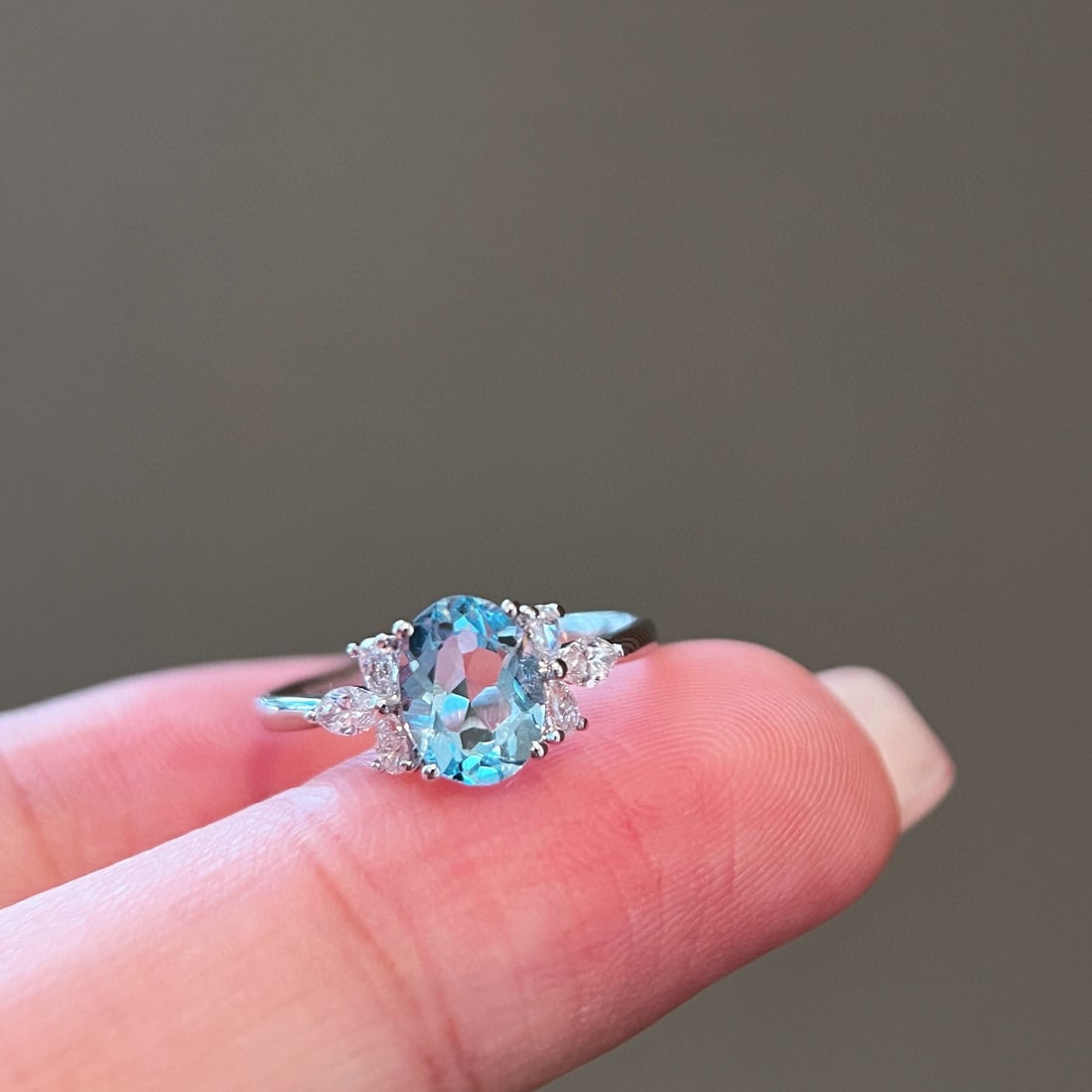 14k Gold 1.27 Ctw Natural Aquamarine & Diamond Ring: Ref:230936168 // gold content:14k gold // ring size:7. 25us // // main gemstone:aquamarine // shape:oval // carat weight:1ct // color:santa maria color // treatment:natural // // adjacent gemstone