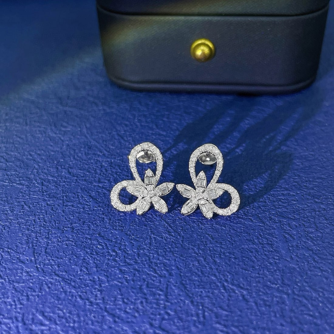 14k Gold 0.46 Ctw Natural H Diamond Earrings: Ref:230936170 // gold content:14k gold // main gemstone:diamond // shape:baguette // carat weight:0. 10ct // clarity grade:vs-si // color:h // treatment:natural // // adjacent gemstone 2 : diamond