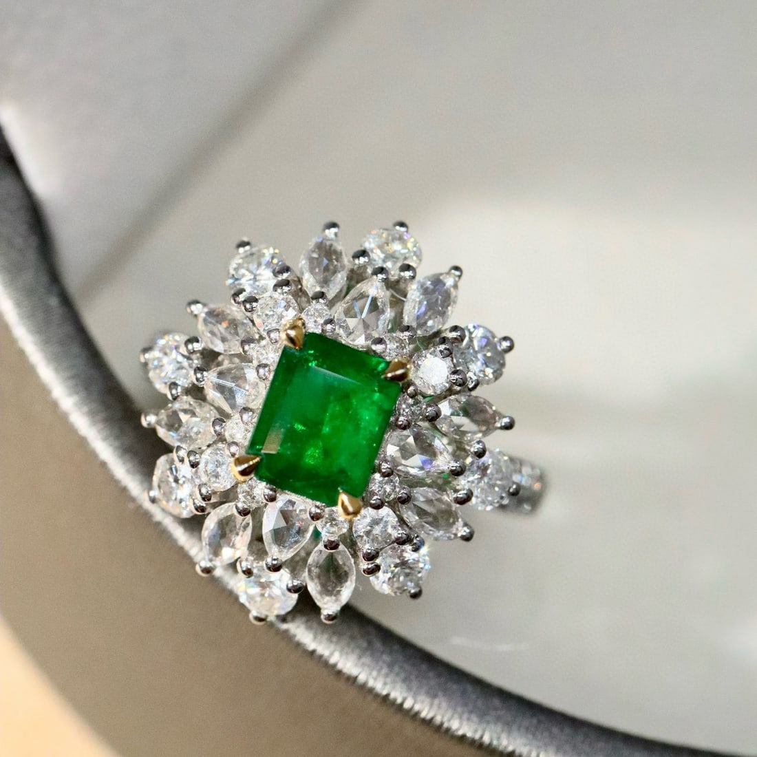 14k Gold 2.26 Ctw Vivid Green Natural Emerald & Diamond Ring: Ref:230936173 // gold content:14k gold // ring size:7. 25us // // main gemstone:emerald // shape:octagonal // carat weight:0. 86ct // color:vivid green // treatment:natural // // adjacent gemstone