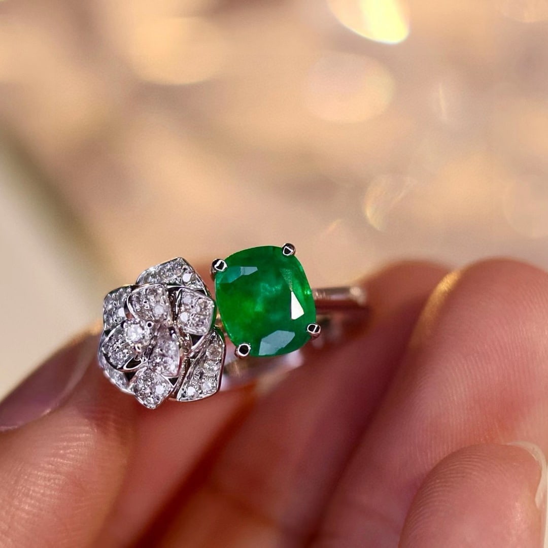 14k Gold 2.01 Ctw Vivid Green Natural Emerald & Diamond & Flowers Ring: Ref:230936177 // gold content:14k gold // ring size:7. 25us // // main gemstone:emerald // shape:cushion // carat weight:1. 76ct // color:vivid green // treatment:natural // // adjacent gemstone 2