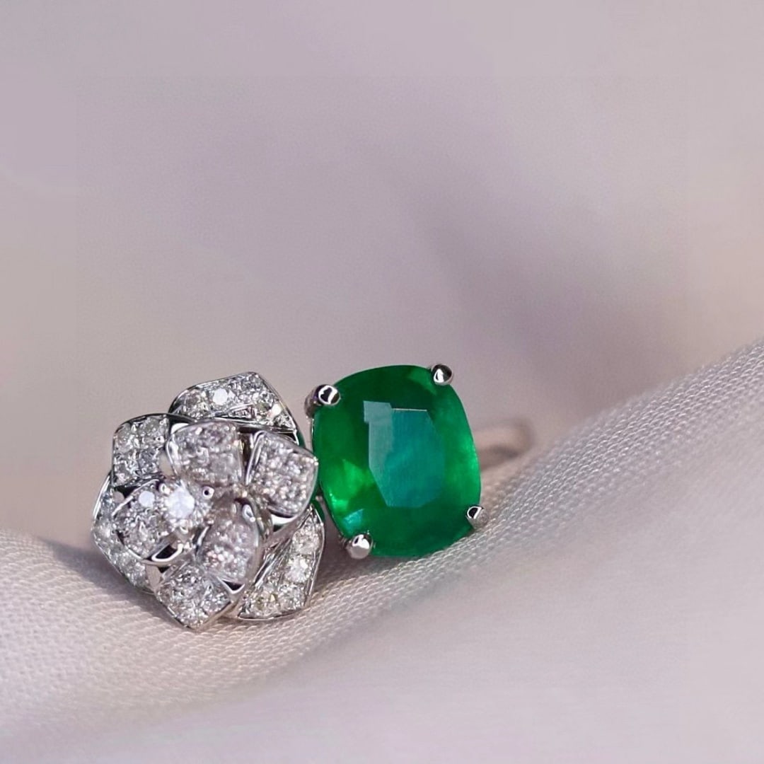 14k Gold 2.01 Ctw Vivid Green Natural Emerald & Diamond & Flowers Ring - 5