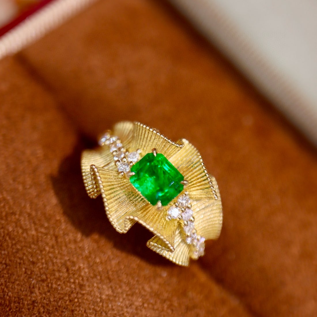 14k Gold 1.10 Ctw Vivid Green Natural Emerald & Diamond Ring: Ref:230936183 // gold content:14k gold // ring size:7. 25us // // main gemstone:emerald // shape:octagonal // carat weight:0. 90ct // color:vivid green // treatment:natural // // adjacent gemstone