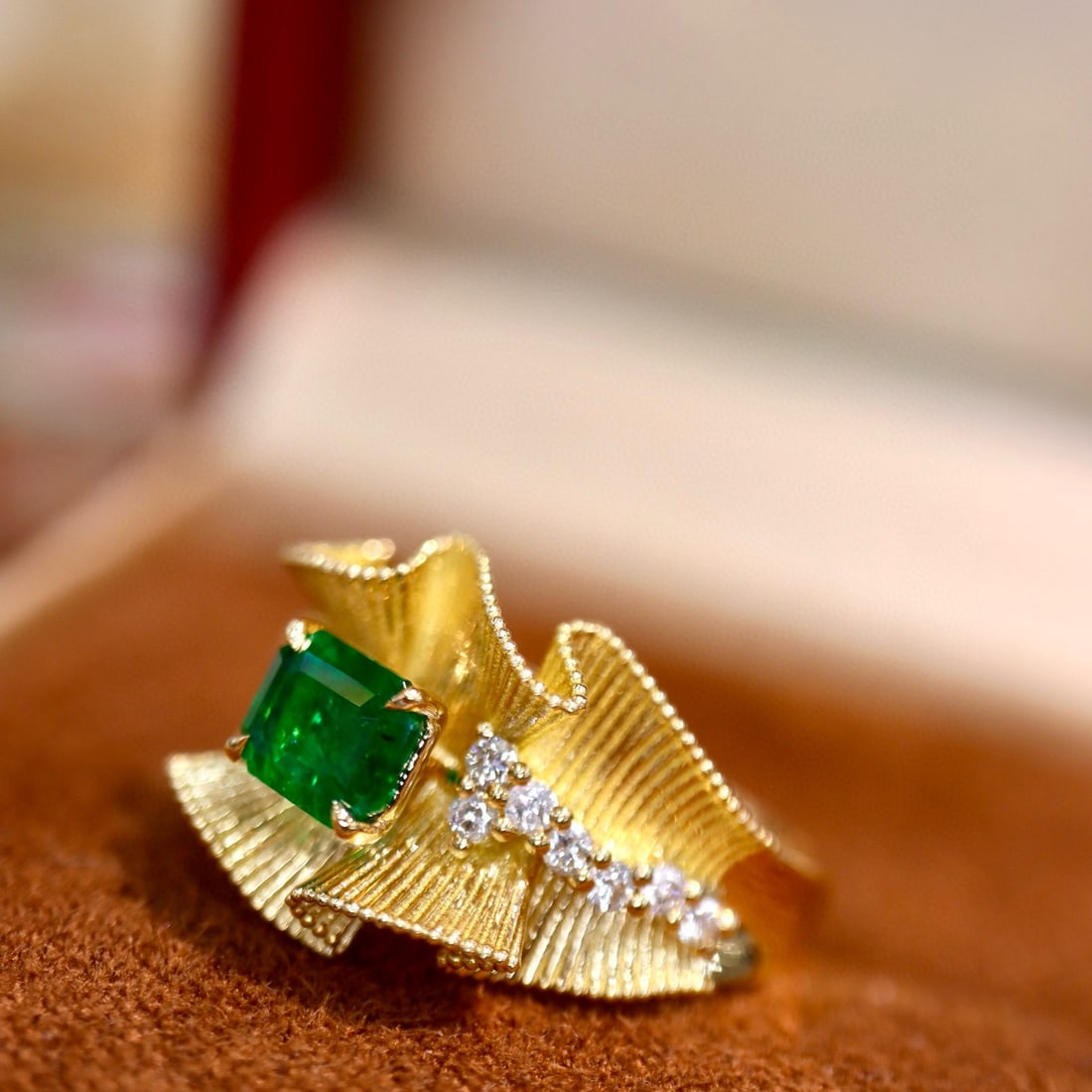 14k Gold 1.10 Ctw Vivid Green Natural Emerald & Diamond Ring - 3