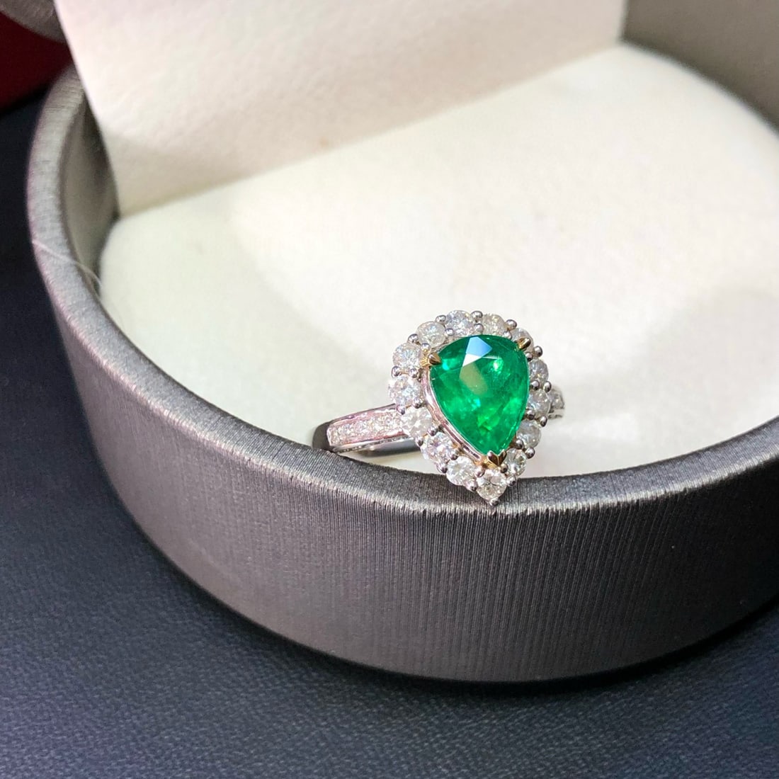 14k Gold 2.22 Ctw Vivid Green Natural Emerald & Diamond Ring - 4