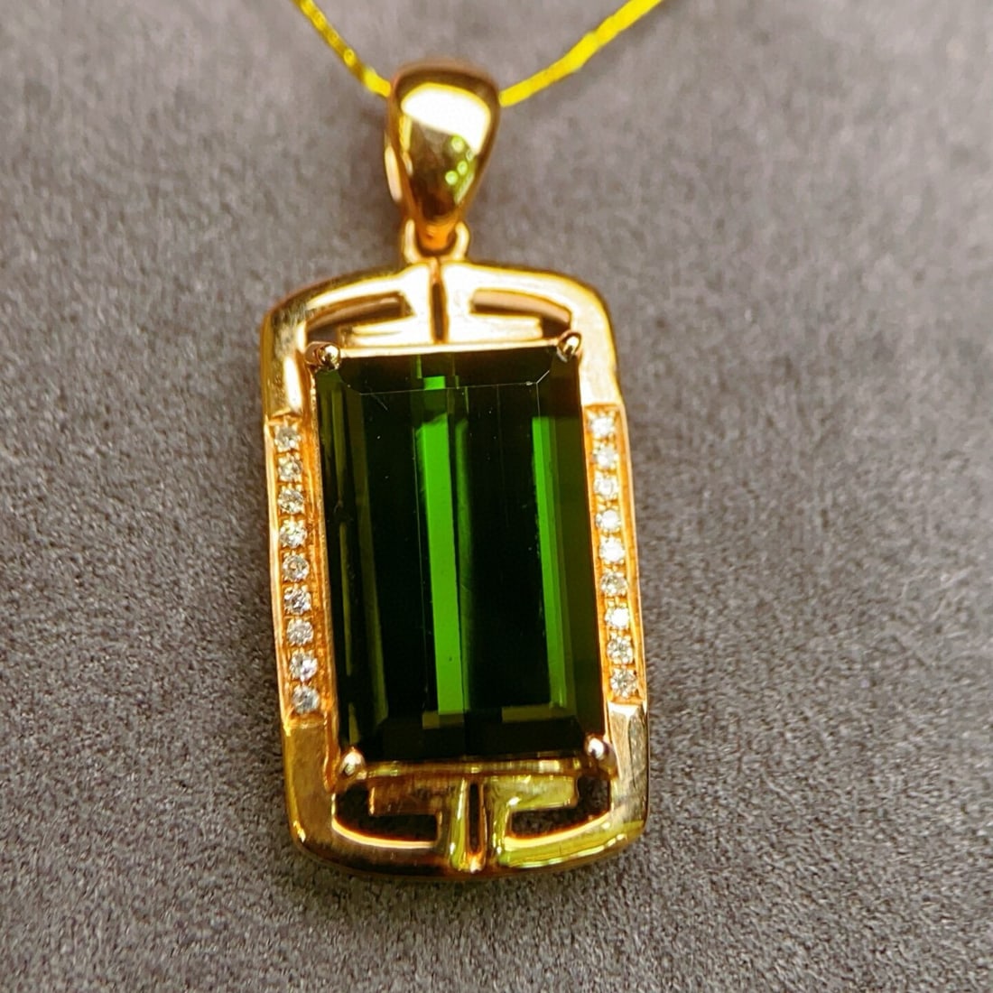 14k Gold 4.58 Ctw Natural Tourmaline & Diamond Pendant( Without Chain ): Ref:230936203 // gold content:14k gold // main gemstone:tourmaline // shape:octagonal // carat weight:4. 5ct // color:green // treatment:natural // // adjacent gemstone 2 : diamond // number of