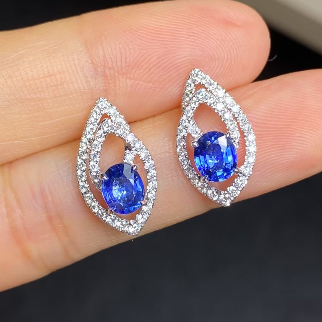 14k Gold 1.6 Ct Natural Sapphire & Diamond Earrings: Ref:230936216 // gold content:14k gold // main gemstone:sapphire // shape:oval // carat weight:1. 6ct // color:cornflower blue // treatment:natural // // adjacent gemstone 2 : diamond // shape:round /
