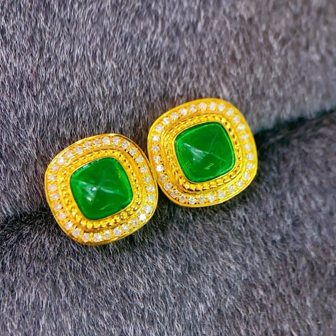 14k Gold 1.5 Ct Vivid Green Natural Emerald & Diamond Earrings: Ref:230936228 // gold content:14k gold // main gemstone:emerald // shape:suger-loaf // carat weight:1. 5ct // color:vivid green // treatment:natural // // adjacent gemstone 2 : diamond // number of st