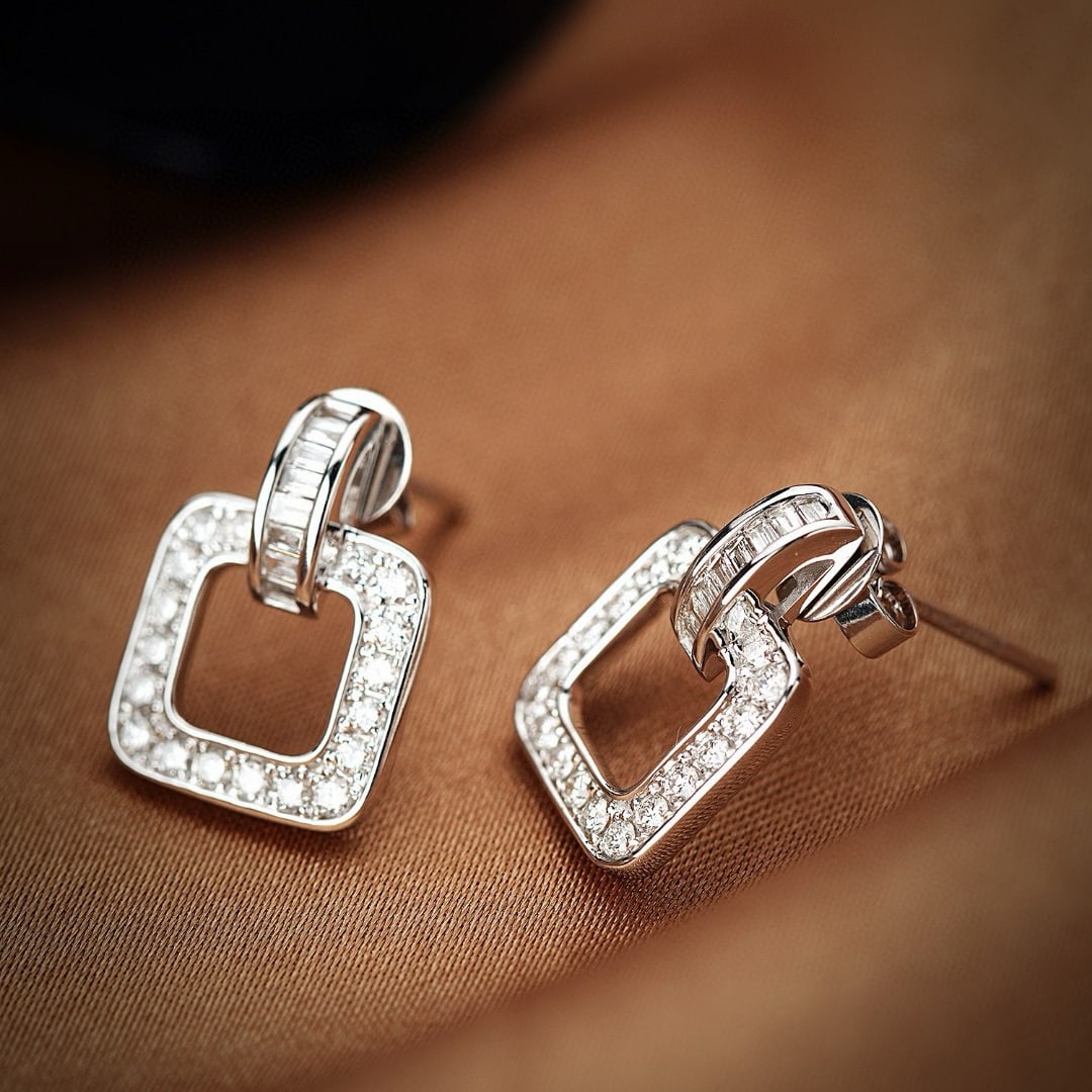 14k Gold 0.44 Ctw Natural H Diamond Earrings: Ref:230936235 // gold content:14k gold // main gemstone:diamond // shape:baguette // carat weight:0. 10ct // clarity grade:vs-si // color:h // treatment:natural // // adjacent gemstone 2 : diamond