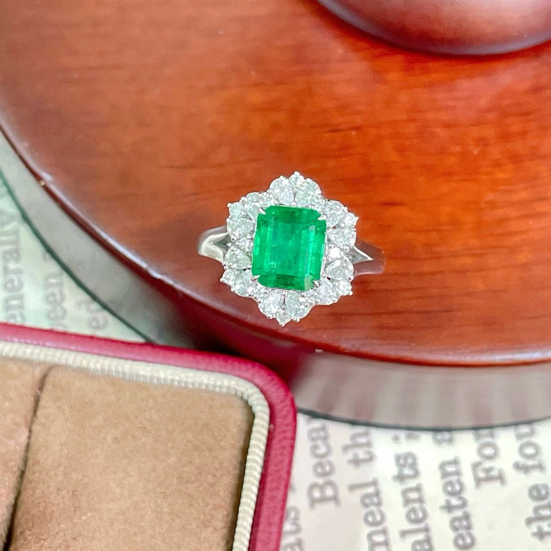 14k Gold 2.59 Ctw Vivid Green Natural Emerald & Diamond Ring: Ref:230936238 // gold content:14k gold // ring size:7. 25us // // main gemstone:emerald // shape:octagonal // carat weight:1. 85ct // color:vivid green // treatment:natural // // adjacent gemstone
