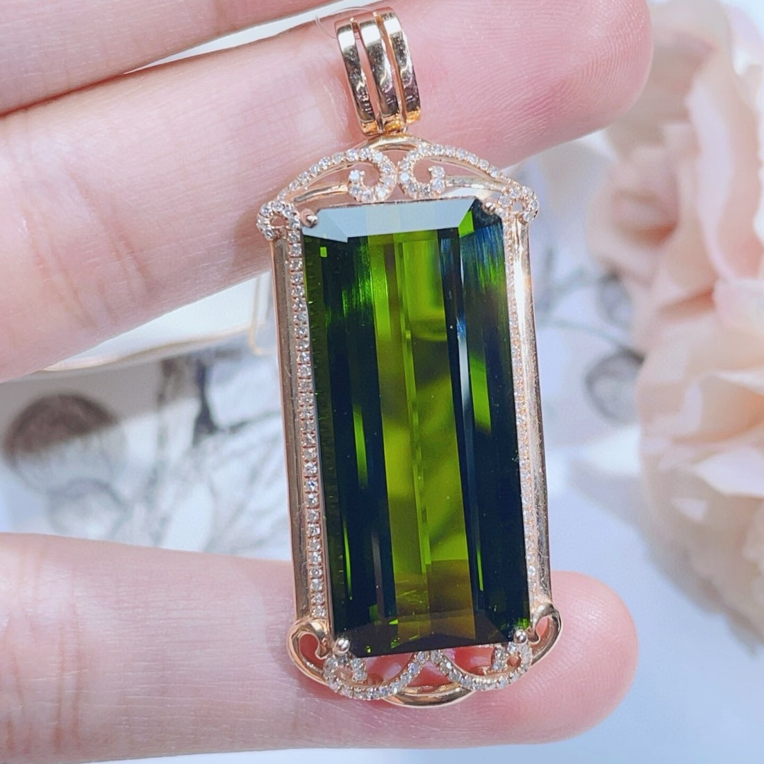 14k Gold 28.4 Ct Natural Tourmaline & Diamond Pendant( Without Chain ): Ref:230936241 // gold content:14k gold // main gemstone:tourmaline // shape:octagonal // carat weight:28. 4ct // color:green // treatment:natural // // adjacent gemstone 2 : diamond // number of