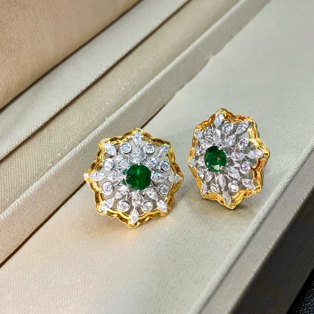 14k Gold 2.71 Ctw Vivid Green Natural Emerald & Lab Grown Diamond Earrings: Ref:230936251 // gold content:14k gold // main gemstone:emerald // shape:round // carat weight:0. 7ct // color:vivid green // treatment:natural // cut grade:g // // adjacent gemstone 2 : lab grown
