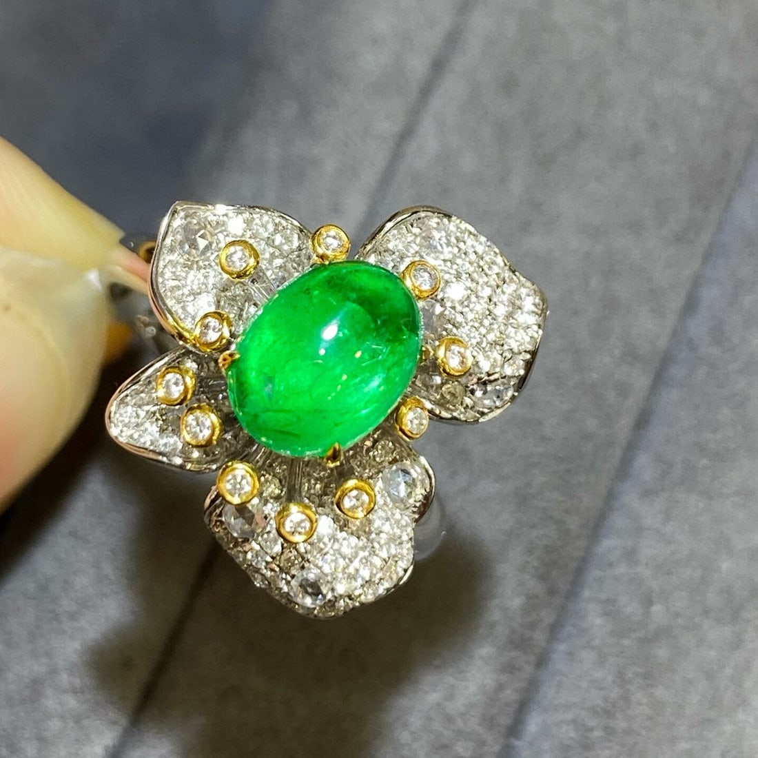 14k Gold 2.27 Ctw Vivid Green Natural Emerald & Diamond & Flowers Ring: Ref:230936253 // gold content:14k gold // ring size:7. 25us // // main gemstone:emerald // shape:oval // carat weight:1. 68ct // color:vivid green // treatment:natural // // adjacent gemstone 2 :