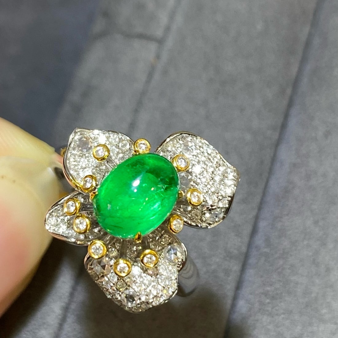 14k Gold 2.27 Ctw Vivid Green Natural Emerald & Diamond & Flowers Ring - 2