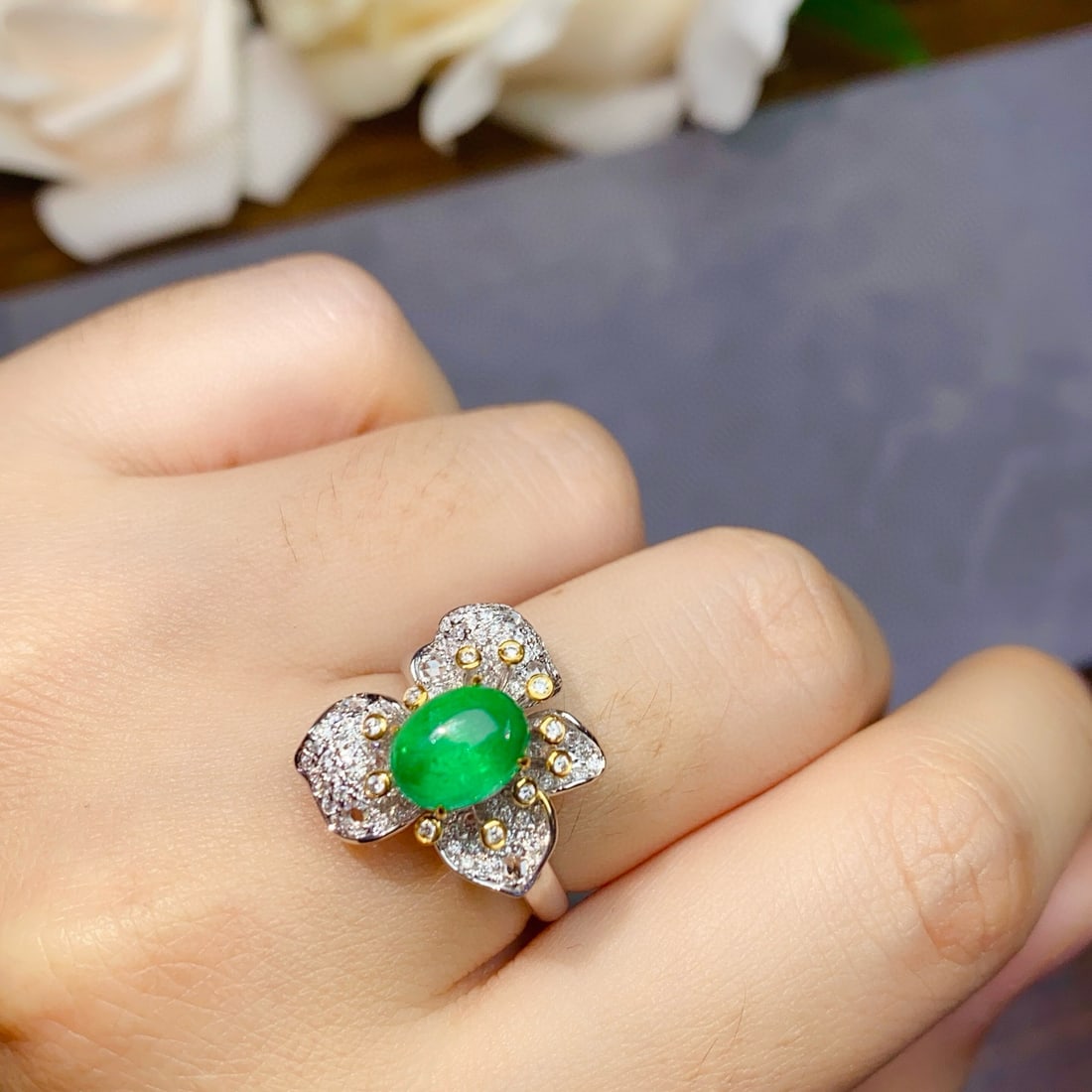 14k Gold 2.27 Ctw Vivid Green Natural Emerald & Diamond & Flowers Ring - 3
