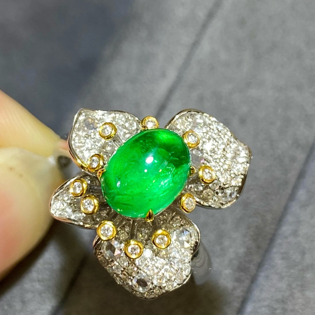 14k Gold 2.27 Ctw Vivid Green Natural Emerald & Diamond & Flowers Ring - 4