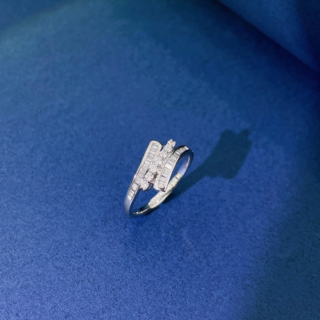 14k Gold 0.28 Ctw Natural H Diamond Ring: Ref:230936256 // gold content:14k gold // ring size:7. 25us // // main gemstone:diamond // shape:baguette // carat weight:0. 15ct // clarity grade:vs-si // color:h // treatment:natural // //