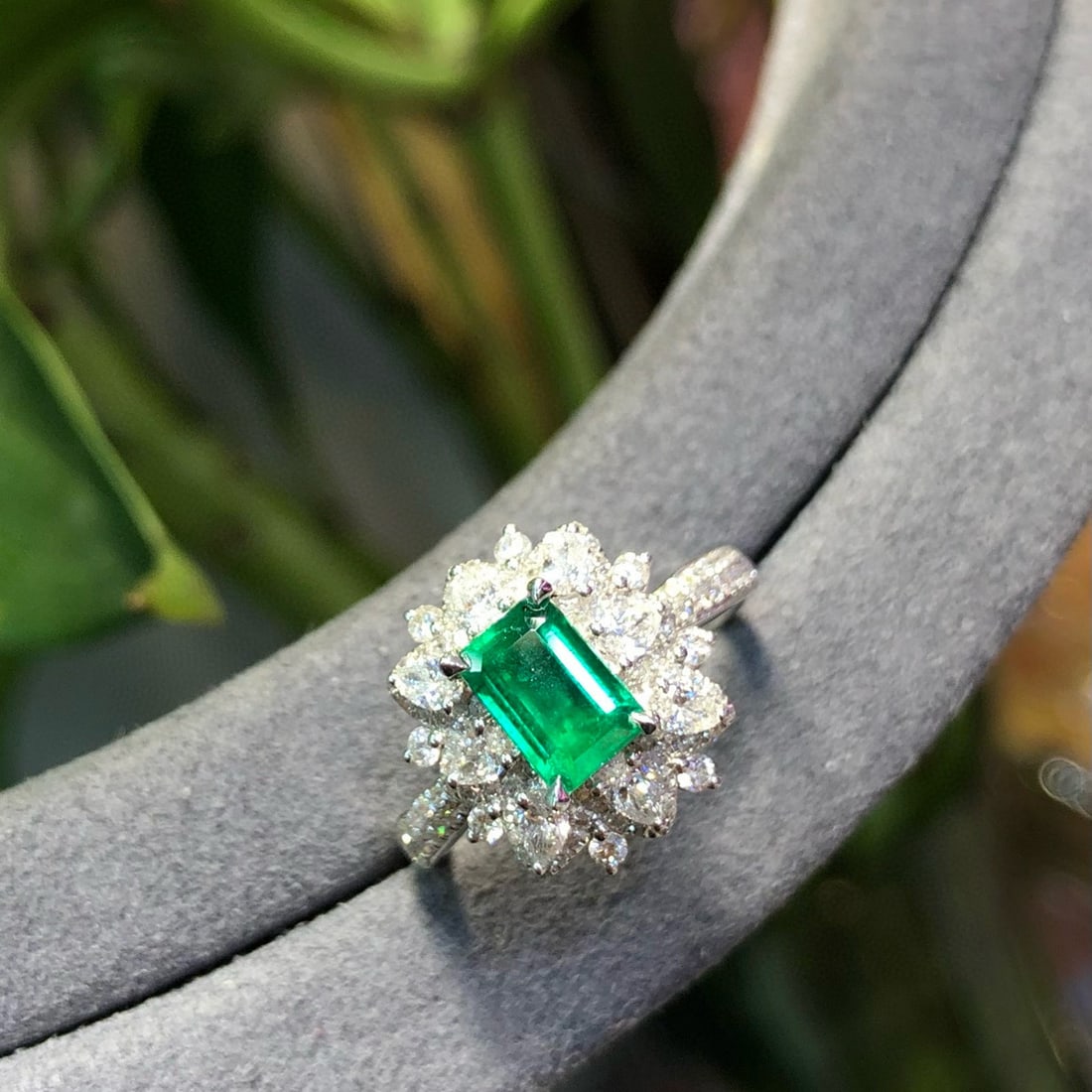 14k Gold 1.80 Ctw Vivid Green Natural Emerald & Diamond Ring: Ref:230936272 // gold content:14k gold // ring size:7. 25us // // main gemstone:emerald // shape:octagonal // carat weight:1. 02ct // color:vivid green // treatment:natural // // adjacent gemstone