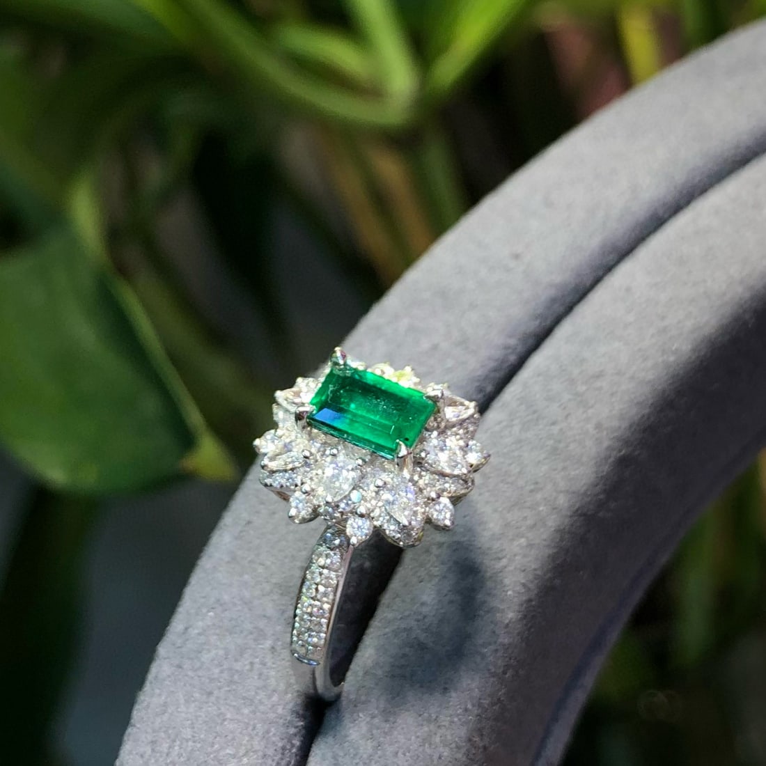 14k Gold 1.80 Ctw Vivid Green Natural Emerald & Diamond Ring - 2