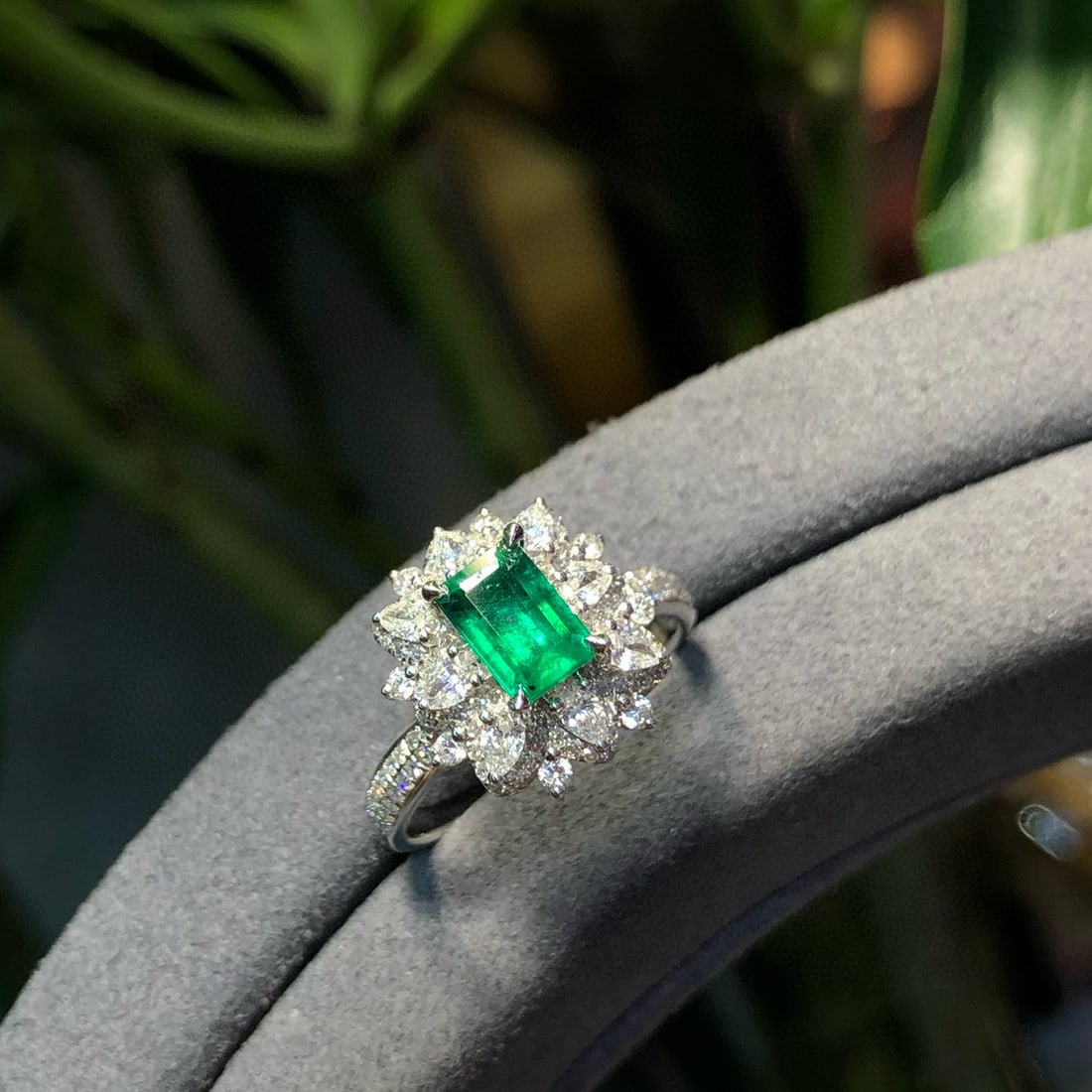 14k Gold 1.80 Ctw Vivid Green Natural Emerald & Diamond Ring - 5