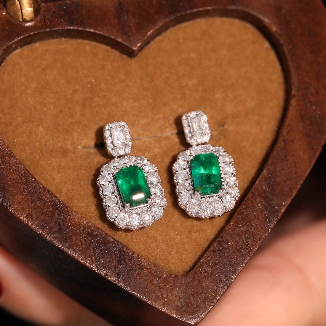 14k Gold 2.13 Ctw Vivid Green Natural Emerald & Diamond Earrings: Ref:230936280 // gold content:14k gold // main gemstone:emerald // shape:octagonal // carat weight:1. 28ct // color:vivid green // treatment:natural // // adjacent gemstone 2 : diamond //