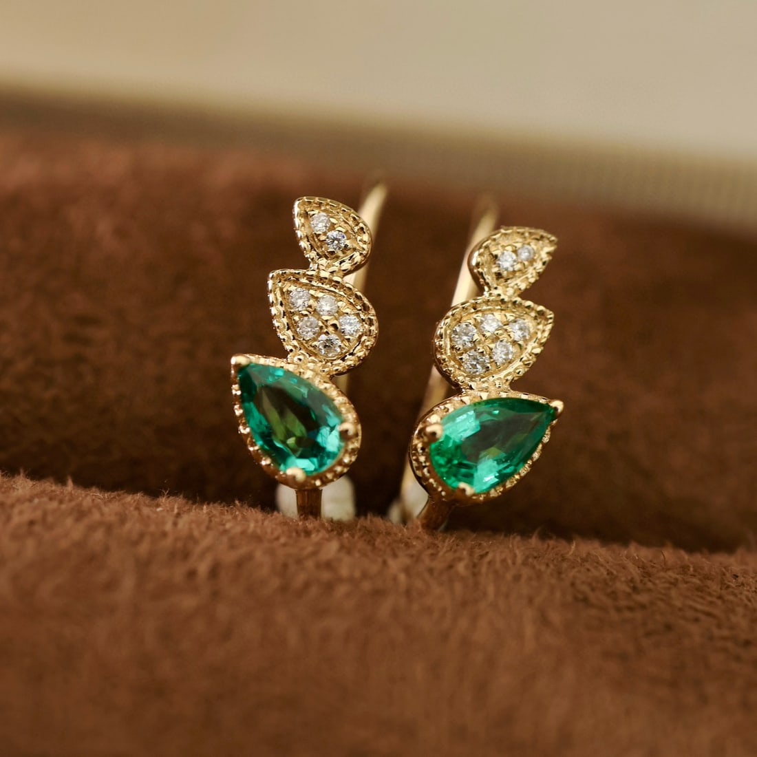 14k Gold 0.5 Ct Natural Emerald & Diamond Earrings: Ref:230936290 // gold content:14k gold // main gemstone:emerald // shape:pear // carat weight:0. 5ct // color:green // treatment:natural // // adjacent gemstone 2 : diamond // shape:round //