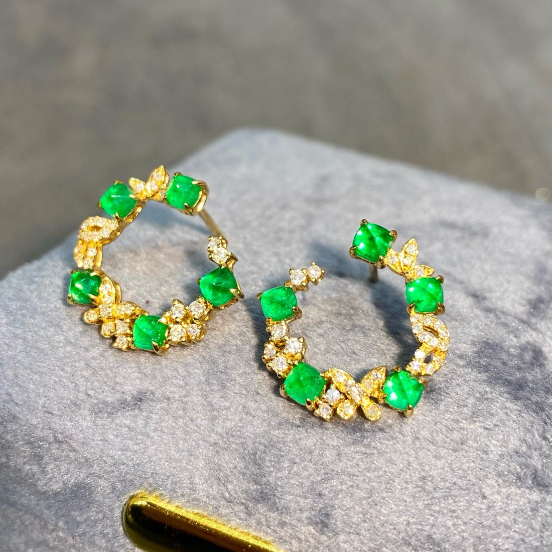 14k Gold 1.46 Ctw Vivid Green Natural Emerald & Diamond Earrings: Ref:230936296 // gold content:14k gold // main gemstone:emerald // shape:suger-loaf // carat weight:1. 18ct // color:vivid green // treatment:natural // // adjacent gemstone 2 : diamond //